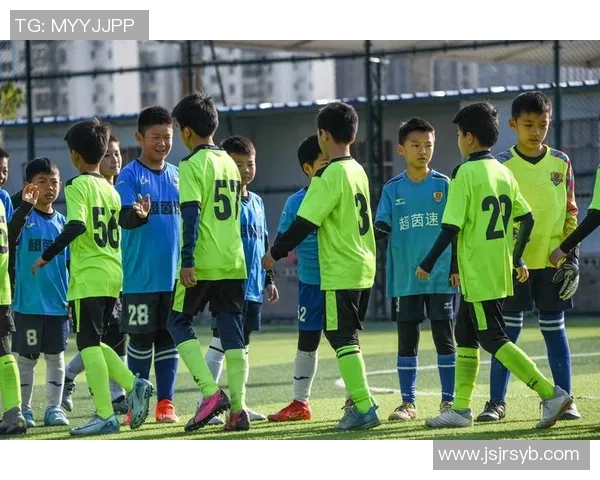 足球明星成长路径揭秘从青训到职业赛场再到巨星地位的全面解析 足球明星成长路径揭秘从青训到职业赛场再到巨星地位的全面解析