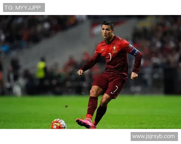 足球球星腹肌大揭秘：从梅西到C罗，谁的腹肌最劲爆