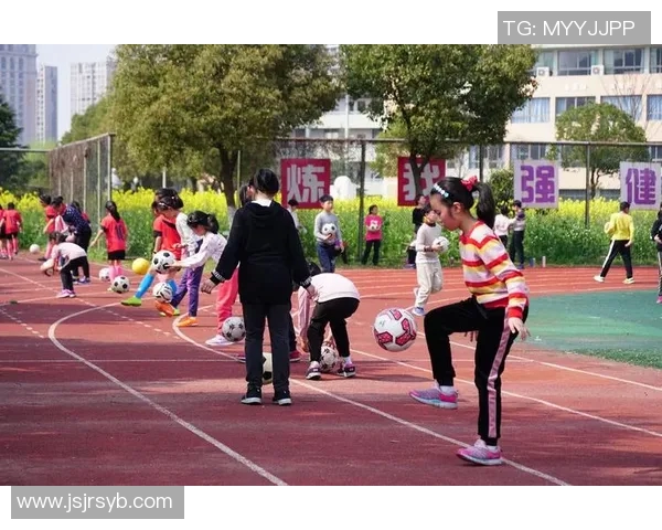 小男孩模仿足球巨星颠球展现超凡技巧梦想成真 小男孩模仿足球巨星颠球展现超凡技巧梦想成真